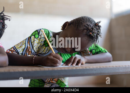 Wunderschöne Afrikanische Ethnie Mädchen schreiben Studieren Gemeinsam Lernen Stockfoto