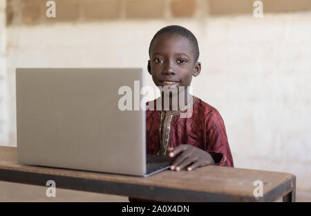Wenig African Business Junge Studieren in seiner Schule Schreibtisch Stockfoto