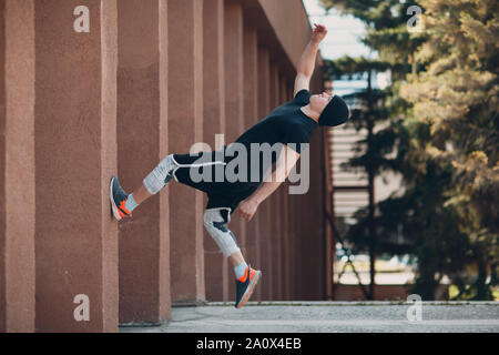 Parkour junge Mann, akrobatische Tricks und Flip springen hoch Stockfoto