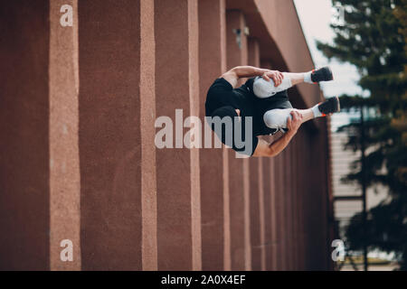 Parkour junge Mann, akrobatische Tricks und Flip springen hoch Stockfoto