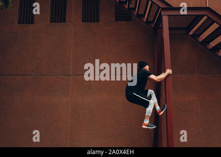 Parkour junge Mann, akrobatische Tricks und Flip springen hoch Stockfoto