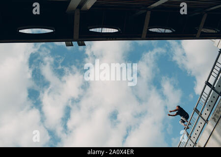 Parkour junge Mann, akrobatische Tricks und Flip springen hoch Stockfoto