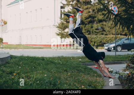 Parkour junge Mann, akrobatische Tricks und Flip springen hoch Stockfoto