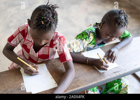Zwei schöne Afrikanische Mädchen arbeiten hart in der Schule Stockfoto
