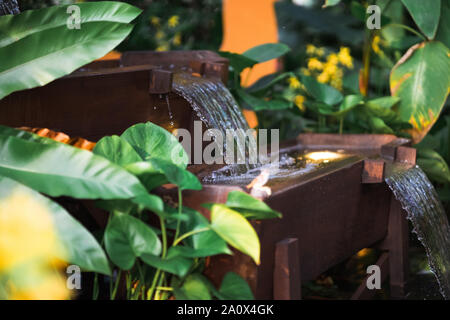 Ein Wasserfall in einem tropischen Garten. Stockfoto