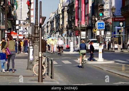 Besetzt Samstag Morgen in der Rue de Rivoli mit Radfahrer mit dem neuen Radweg, Paris, Frankreich. Stockfoto