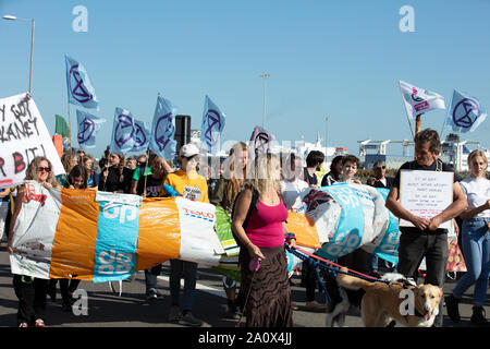 Dover, Großbritannien. 21. September 2019. Aussterben Rebellion Protest gegen die Einfuhr von Lebensmitteln in Großbritannien, die einen hohen CO2-Ausstoß und kann in Großbritannien selbst in der Nähe der Hafen von Dover, angebaut werden, was zu Verkehrsbehinderungen auf den Straßen in und um Dover. Credit: Joe Kuis/Alamy Nachrichten Stockfoto