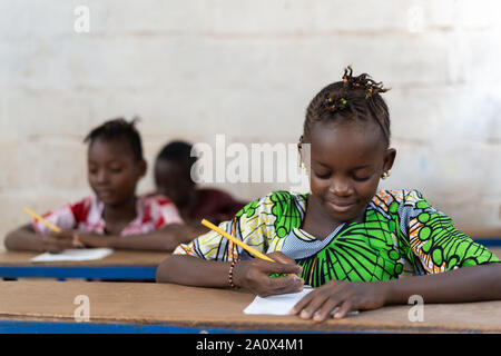 Wunderschönen afrikanischen Schulkindern Stellen in Ihrem Klassenzimmer Stockfoto