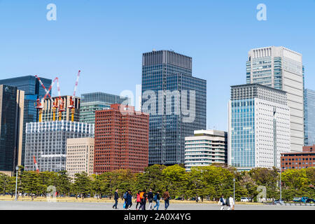 Tokio. Äußeren Garten des Imperial Palace in Richtung Marnouchi Geschäftsviertel mit Hochhaus Hochhäuser am Horizont gegen den klaren blauen Himmel. Stockfoto