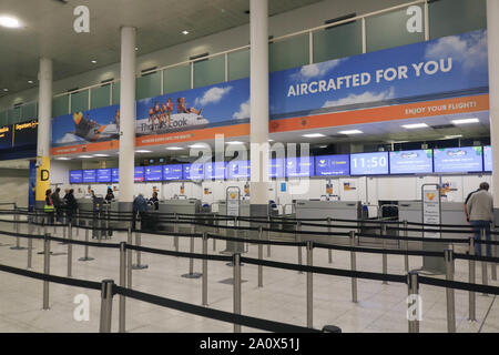 London, Großbritannien. 22. September 2019. Erlaubnis erteilt*. Ein großes Plakat werbung von Thomas Cook Airlines am Flughafen Gatwick als tour operator Gesichter finanzielle Schwierigkeiten mit 150.000 Passagiere im Ausland gestrandet. Thomas Cook muss £ 200 Millionen gehen in die Administration Kredit vermeiden zu heben: Amer ghazzal/Alamy leben Nachrichten Stockfoto