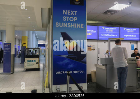 London, Großbritannien. 22. September 2019. Erlaubnis erteilt*. Ein großes Plakat werbung von Thomas Cook Airlines am Flughafen Gatwick als tour operator Gesichter finanzielle Schwierigkeiten mit 150.000 Passagiere im Ausland gestrandet. Thomas Cook muss £ 200 Millionen gehen in die Administration Kredit vermeiden zu heben: Amer ghazzal/Alamy leben Nachrichten Stockfoto