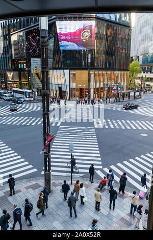 Tokio, Sukiyabashi Kreuzung und der Tokyu Plaza Ginza Einkaufszentrum mit Bally und Kiton speichert. Menschen, die darauf warten, an der Fußgängerampel. Tagfahrlicht Stockfoto