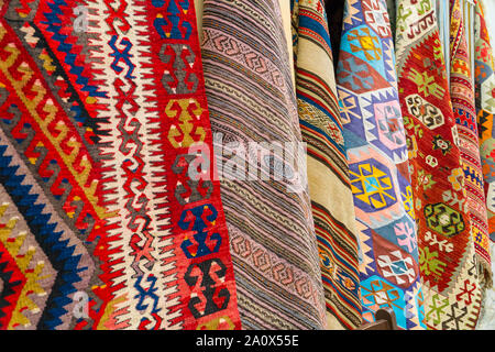 Verschiedene traditionelle türkische Teppiche an der Wand aufhängen, auf einer Straße in der Altstadt Kaleichi, Antalya, Türkei Stockfoto