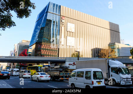 Starker Verkehr entlang der Hauptstraße zum Sukiyabashi Kreuzung und der Tokyu Plaza Ginza Einkaufszentrum während der Goldenen Stunde am Nachmittag. Stockfoto