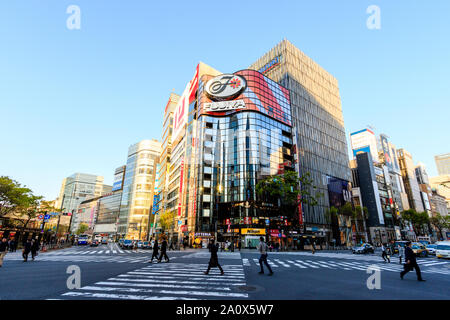 Tokio, Sukiyabashi Hulic Ginza Kreuzung und die Gebäude mit dem Flaggschiff Ginza Lücke zu speichern. Menschen überqueren die Straße am Fußgängerüberweg. Tagsüber. Stockfoto