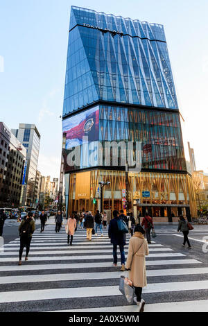 Tokio, Sukiyabashi Kreuzung und der Tokyu Plaza Gebäude mit der modischen Bally speichern. Menschen überqueren die Straße am Fußgängerüberweg. Tagsüber. Stockfoto