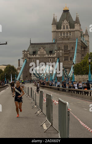 London, Großbritannien. 22. September 2019. Szenen rund um die Tower Bridge in London, autofreier Tag, mit über 20 KM von verkehrsberuhigten Straßen im Zentrum von London und verschiedenen Veranstaltungen und Spielstraßen für alle zu genießen. Credit: Penelope Barritt/Alamy leben Nachrichten Stockfoto