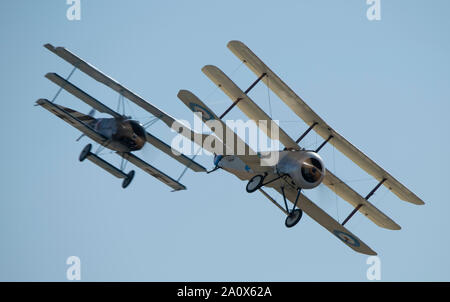 WW 1 Deutsche und britische Triplanes dogfight in großen Krieg Flying Display am IWM Duxford 2019 die Schlacht um England air show, Cambridgeshire, England, Großbritannien Stockfoto