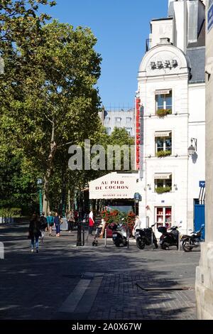 Fußgänger vorbei vor der Au Pied de Cochon Restaurant, Brasserie, Restaurant, in Les Halles, Paris, Frankreich Stockfoto