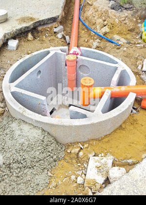 Septischen Betonbehälter, die während der Montage in einem italienischen Baustelle (Jauchegrube namens Imhoff) Stockfoto