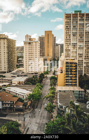 Schöne Aussicht auf die Stadt Waikiki, die Kuhio Ave an einem klaren, sonnigen Tag. Waikiki, Oahu, Hawaii. Stockfoto