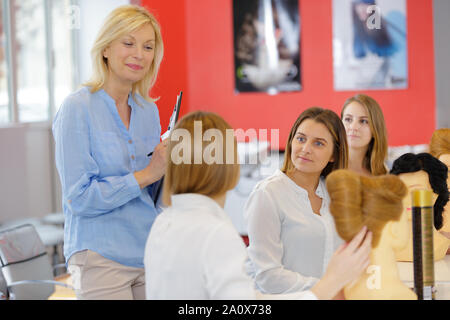 Lehrer helfen den Studenten Ausbildung Friseure zu werden Stockfoto