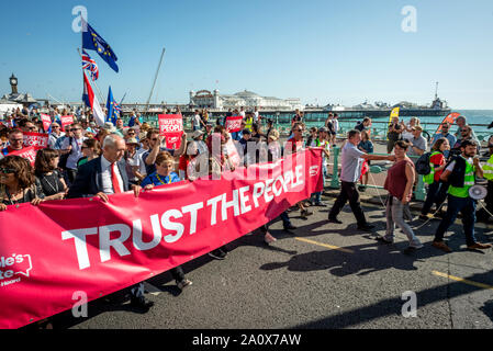 Das Vertrauen, das die Leute März in Brighton am Nachmittag: Stockfoto