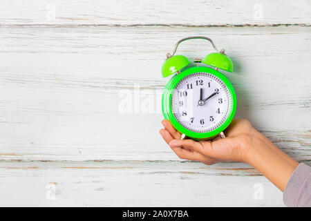 Klassische Wecker in der Hand eines Mädchens Stockfoto