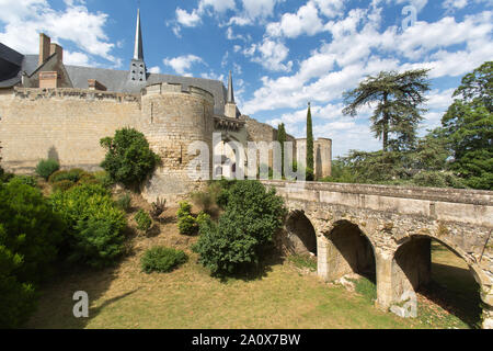 Stadt von Augustins, Frankreich. Malerische Aussicht auf die Brücke und graben, die Pfarrei Augustins die Kirche von Notre Dame führt. Stockfoto