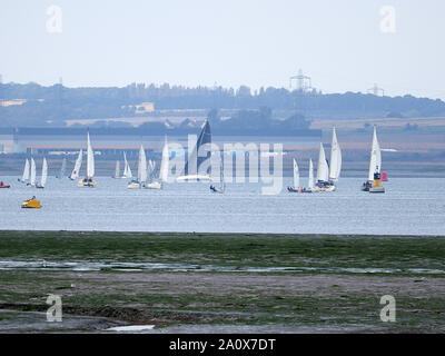 Queenborough, Kent, UK. 22. September, 2019. 56 Medway Marathon - ein jährliches 26 Meile Kurs am Tidal River Medway von Medway Yacht Club organisiert und offen für Kielboote, Jollen. Der Kurs beginnt am Upnor Rochester und verwendet verschiedene Buchten auf der Medway bis der Abstand mit dem queenborough Spit Boje, an der östlichen Extreme des Kurses bilden. Credit: James Bell/Alamy leben Nachrichten Stockfoto