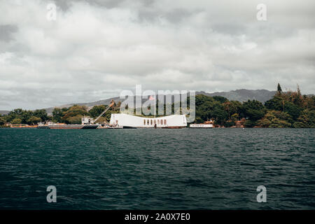 Pearl Harbor, Hawaii - 23. August 2019: Blick auf die Berge im Hintergrund des USS Arizona Memorial. Von Pearl Harbor National Memorial. Stockfoto