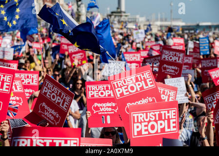 Das Vertrauen, das die Leute März in Brighton am Nachmittag: Stockfoto