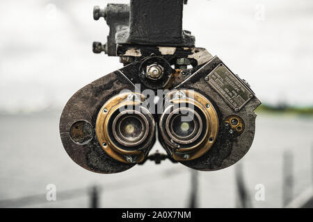 Pearl Harbor, Hawaii - 23. August 2019: spotting Fernglas auf der Waffe an Bord der USS Bowfin U-Boot. Stockfoto