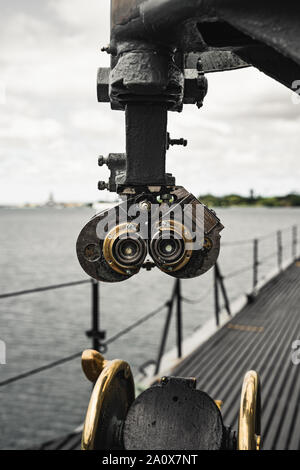 Pearl Harbor, Hawaii - 23. August 2019: spotting Fernglas auf der Waffe an Bord der USS Bowfin U-Boot. Stockfoto