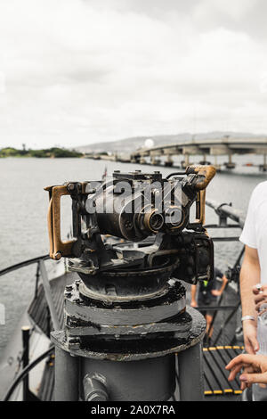 Pearl Harbor, Hawaii - 23. August 2019: spotting Fernglas auf der Waffe an Bord der USS Bowfin U-Boot. Stockfoto