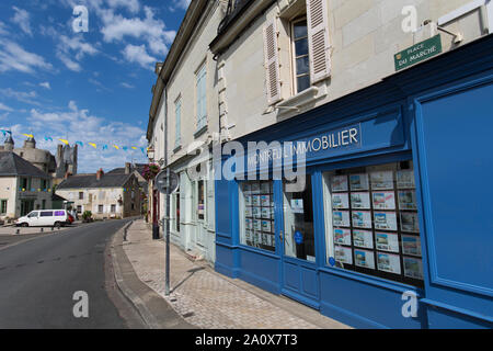 Stadt von Augustins, Frankreich. Malerische Ansicht von augustins's Place du Marche, mit einem Grundstücksmakler (Immobilier) im Vordergrund. Stockfoto