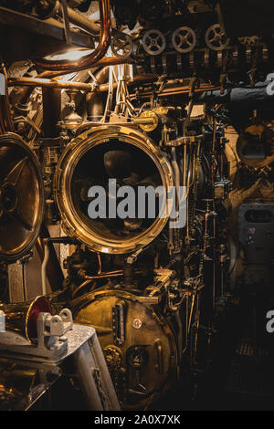 Pearl Harbor, Hawaii - 23. August 2019: Detail Schuß von der Innenseite der USS Bowfin U-Boot an der Pearl Harbor Historische Visitor Center. Stockfoto