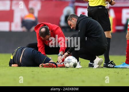 München, Deutschland. 21 Sep, 2019. firo: 21.09.2019, Fußball, 1.Bundesliga, Saison 2019/2020, FC Bayern München - FC Köln, Dominick Drexler, FC Cologne, Koeln, Koln, vollständige Abbildung, Verletzungen, Behandlung | Nutzung der weltweiten Kredit: dpa/Alamy leben Nachrichten Stockfoto