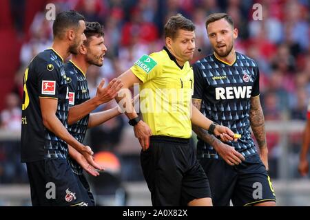 München, Deutschland. 21 Sep, 2019. firo: 21.09.2019, Fußball, 1.Bundesliga, Saison 2019/2020, FC Bayern München - FC Köln, Jonas Hector, Marco Hoger, Höger, Schiedsrichter Patrick Ittrich, rote Karte, | Nutzung der weltweiten Kredit: dpa/Alamy leben Nachrichten Stockfoto