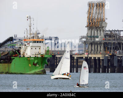 Queenborough, Kent, UK. 22. September, 2019. 56 Medway Marathon - ein jährliches 26 Meile Kurs am Tidal River Medway von Medway Yacht Club organisiert und offen für Kielboote, Jollen. Der Kurs beginnt am Upnor Rochester und verwendet verschiedene Buchten auf der Medway bis der Abstand mit dem queenborough Spit Boje, an der östlichen Extreme des Kurses bilden. Credit: James Bell/Alamy leben Nachrichten Stockfoto