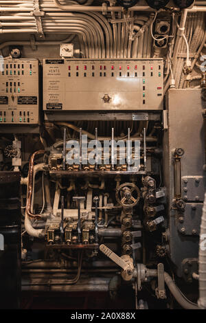 Pearl Harbor, Hawaii - 23. August 2019: Detail Schuß von der Innenseite der USS Bowfin U-Boot an der Pearl Harbor Historische Visitor Center. Stockfoto