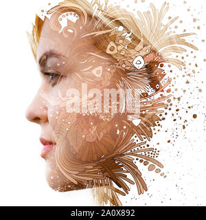 Paintography. Doppelbelichtung Woman's Profil in goldene Strudel und Formen mit floralen Motiven Stockfoto