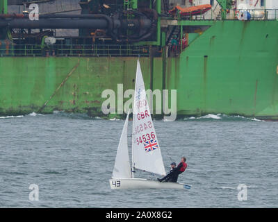 Queenborough, Kent, UK. 22. September, 2019. 56 Medway Marathon - ein jährliches 26 Meile Kurs am Tidal River Medway von Medway Yacht Club organisiert und offen für Kielboote, Jollen. Der Kurs beginnt am Upnor Rochester und verwendet verschiedene Buchten auf der Medway bis der Abstand mit dem queenborough Spit Boje, an der östlichen Extreme des Kurses bilden. Pic: a420 Klasse Jolle Rennen, die von der Queenborough Spit Boje. Credit: James Bell/Alamy leben Nachrichten Stockfoto