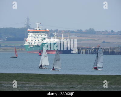 Queenborough, Kent, UK. 22. September, 2019. 56 Medway Marathon - ein jährliches 26 Meile Kurs am Tidal River Medway von Medway Yacht Club organisiert und offen für Kielboote, Jollen. Der Kurs beginnt am Upnor Rochester und verwendet verschiedene Buchten auf der Medway bis der Abstand mit dem queenborough Spit Boje, an der östlichen Extreme des Kurses bilden. Credit: James Bell/Alamy leben Nachrichten Stockfoto