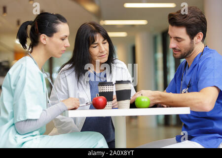 Team von Ärzten mit Mittagessen Stockfoto