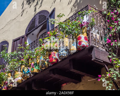 Goree, Senegal - Februar 2, 2019: Haus mit Balkon und viele bunte Blumen auf der Insel Goree. Gorée. Dakar, Senegal. Afrika. Stockfoto