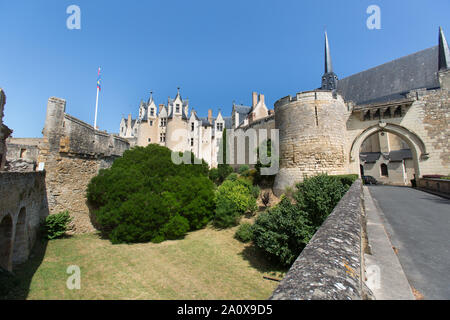 Stadt von Augustins, Frankreich. Das historische Schloss Montreuil-Bellay, mit der Pfarrkirche von Notre Dame auf der rechten Seite des Bildes. Stockfoto