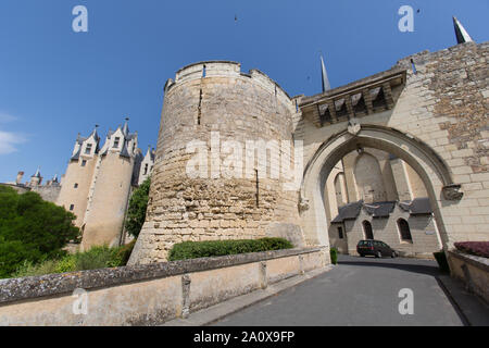 Stadt von Augustins, Frankreich. Malerische Aussicht auf die Brücke und graben, die Pfarrei Augustins die Kirche von Notre Dame führt. Stockfoto