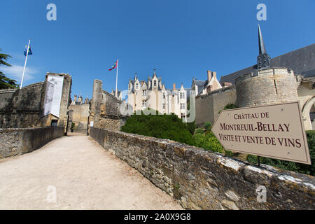 Stadt von Augustins, Frankreich. Das historische Schloss Montreuil-Bellay, mit der Pfarrkirche von Notre Dame auf der rechten Seite des Bildes. Stockfoto