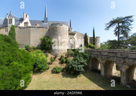 Stadt von Augustins, Frankreich. Das historische Schloss Montreuil-Bellay, mit der Pfarrkirche von Notre Dame auf der rechten Seite des Bildes. Stockfoto